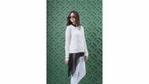 FOTO: Inspirasi Stylish Mix and Match Sweater di Musim Hujan Sweater seringkali identik dengan gaya kuno dan orang tua. Namun hapus anggapan itu dan buat gaya sweater Anda jadi stylish dan kekinian.