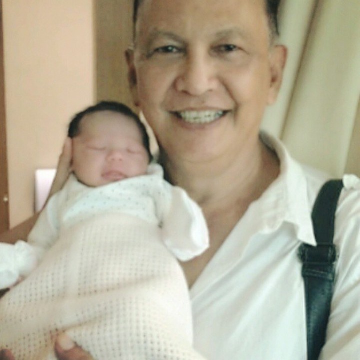 <p>Opa Roy bersama <a href="https://hot.detik.com/celeb/d-4310322/gading-gisel-cerai-ernest-prakasa-shock-skenario-susah-sinyal-kejadian?tag_from=wp_nhl_judul_3&_ga=2.112249345.480857809.1542592998-1198794712.1536556213" target="_blank">Gempita</a> saat masih bayi. (Foto: Instagram @annamarten8)  </p>