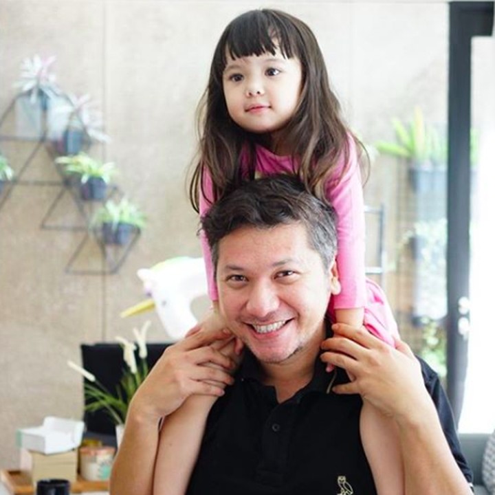 <p>Cuma digendong di pundak ayahnya, Gempi udah happy kok. (Foto: Instagram/ @gadiiing)   </p>