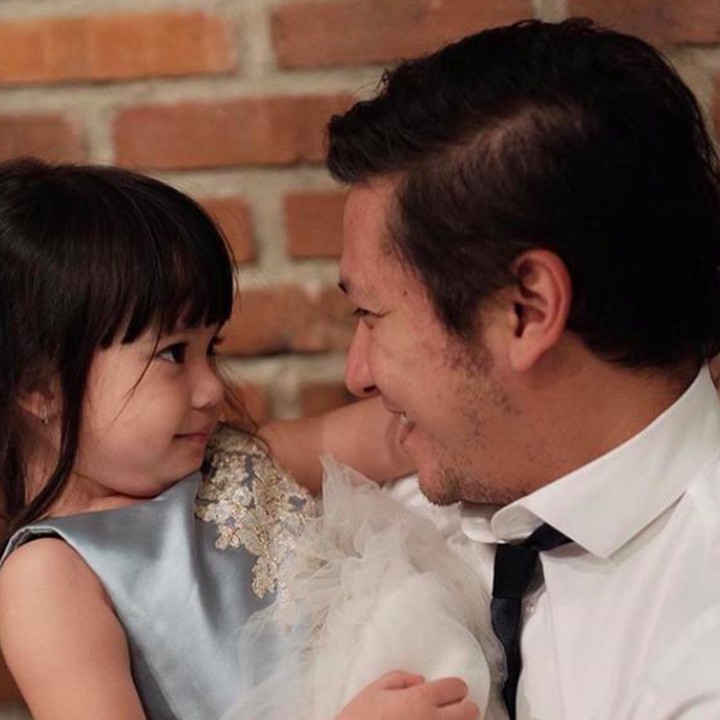 <p>Lihat deh tatapan mereka berdua, tersirat banget ya gimana kasih sayang mendalam antara <a href="https://hot.detik.com/celeb/d-4310413/benarkah-gisel-sudah-sempat-pamit-ke-keluarga-besar-gading?_ga=2.14011314.480857809.1542592998-1198794712.1536556213" target="_blank">Gading Marten </a>dengan putrinya. (Foto: Instagram/ @gadiiing)</p>