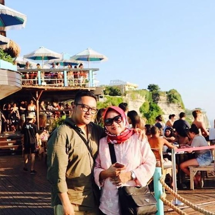 <p>Pasti menyenangkan deh punya anak yang sudah dewasa tapi masih mau dekat dengan bundanya, hi-hi-hi. (Foto: Instagram/ @yuyunrohyana)</p>