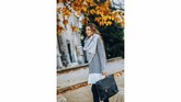 FOTO: Inspirasi Stylish Mix and Match Sweater di Musim Hujan Sweater seringkali identik dengan gaya kuno dan orang tua. Namun hapus anggapan itu dan buat gaya sweater Anda jadi stylish dan kekinian.