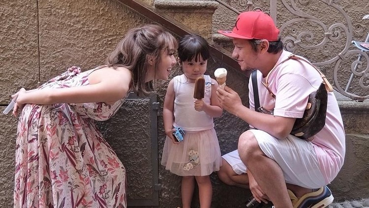 Gading Marten dan Gisel berlibur ke Bali demi putri tercinta, Gempita Nora Marten. So sweet!