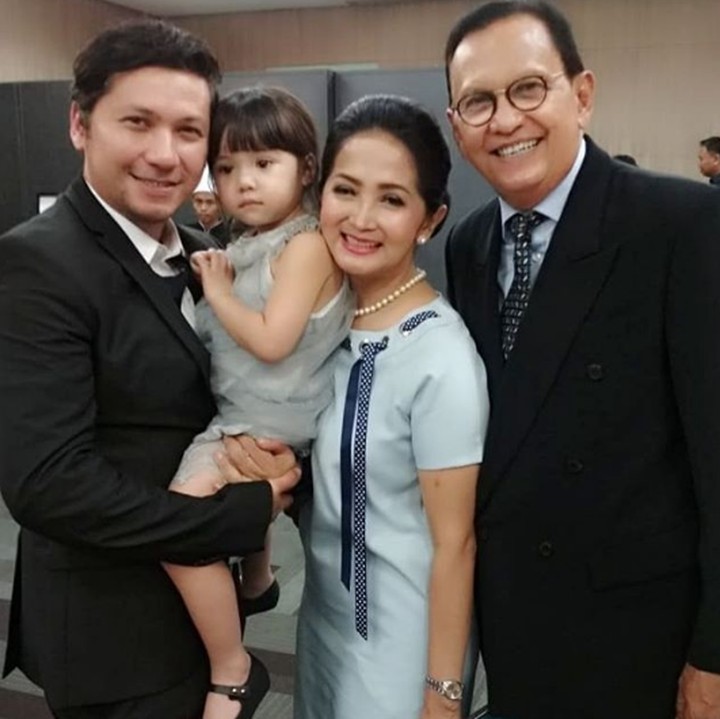 <p>Walau Gempi nggak melihat ke kamera, yang penting ada foto bareng papa, oma, dan opa tercinta deh. Hi-hi-hi. (Foto: Instagram @annamarten8)</p>