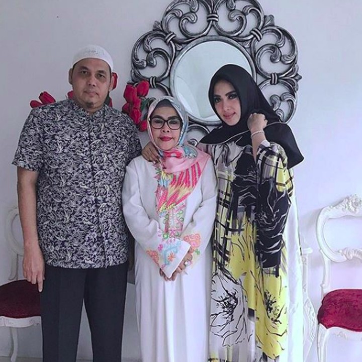 <p>Ibunya juga selalu mengingatkan Syahrini agar selalu taat beribadah. (Foto: Instagram/princessyahrini)</p>
