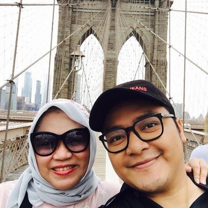 <p>Nggak kalah eksis dengan anaknya, Bunda Yuyun juga sering mengunggah foto kebersamaan dengan putra tersayangnya. (Foto: Instagram/ @yuyunrohyana)</p>
