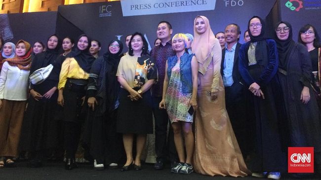 Demi memperluas pasar mode ke kancah global, Indonesia Fashion Chamber menggandeng 16 desainer untuk pamer karya di Paris, Prancis.