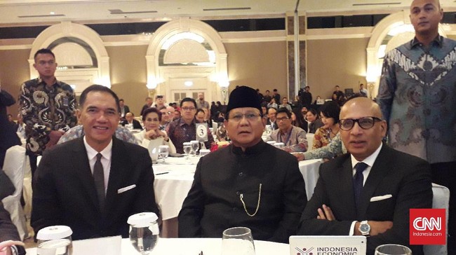 Prabowo memilih pakaian adat Betawi atau Baju Ujung Serong dengan peci hitam dan kain sarung yang melilit di pinggangnya karena cinta budaya Indonesia.