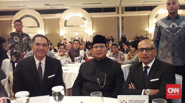 Berpakaian Adat, Prabowo Cerita Pernah Dianggap Pelayan Toko Prabowo memilih pakaian adat Betawi atau Baju Ujung Serong dengan peci hitam dan kain sarung yang melilit di pinggangnya karena cinta budaya Indonesia.