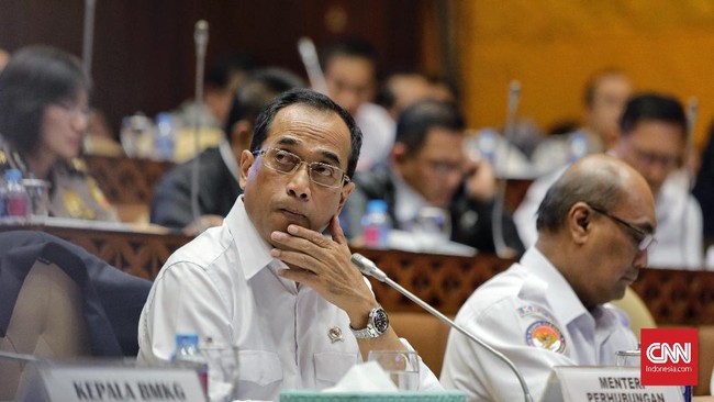 Menteri Perhubungan Budi Karya Sumadi mengaku diberi waktu satu minggu untuk dapat memangkas harga tiket pesawat yang dikeluhkan mahal oleh masyarakat.