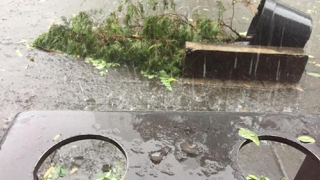 Badan Meteorologi Klimatologi dan Geofisika (BMKG) menjelaskan terjadinya fenomena hujan es yang turun di kawasan Jakarta.
