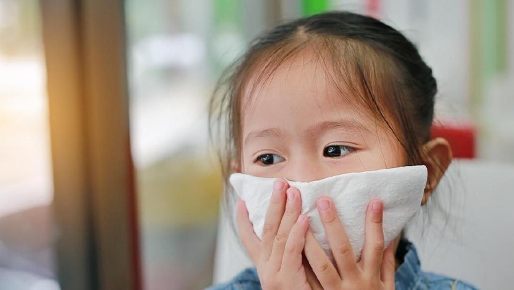 Duh, si kecil kena infeksi saluran napas, croup nih. Seperti apa penanganannya dan apa yang bisa Bunda lakukan?
