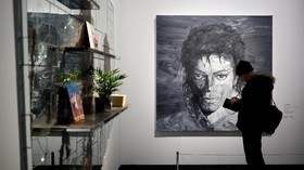 FOTO: 'Menonton' Raja Pop Michael Jackson di Dinding Pameran