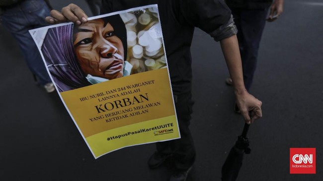 Kuasa hukum Baiq Nuril mempertanyakan dasar atas sikap majelis hakim yang menyebut Baiq Nuril telah membuat malu keluarga Kepala Sekolah, Muslim.