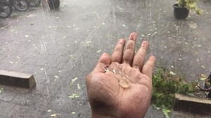 BMKG Buka Suara soal Viral Hujan Es di Makassar