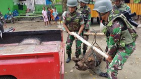 Prajurit TNI Amankan Bom di Perkampungan Papua