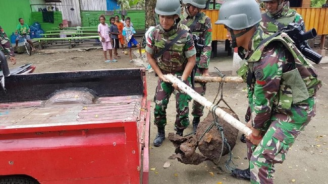 Sebuah bom dengan panjang sekitar 125 cm dan diamter 50 cm diamankan prajurit TNI satgas pengamanan perbatasan Indonesia-PNG dari Kampung Skouw Mabo.