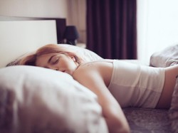 Tidur Salah Posisi Bisa Memperburuk Low Back Pain, Ini yang Benar Menurut Dokter