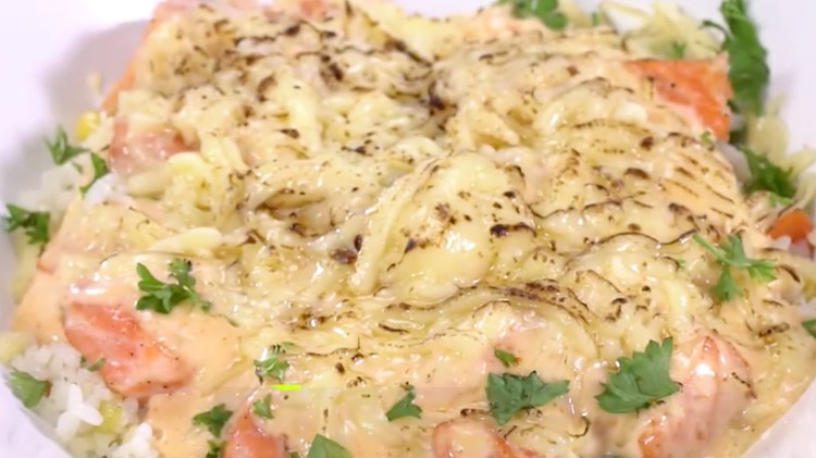 Menu salmon bisa disajikan dalam bentuk menarik dalam lelehan keju mozzarella berikut. Dicoba ya Bunda.