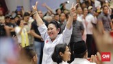 FOTO: Janji Setia Titiek dan Ribuan Relawan untuk Prabowo Ribuan relawan mengucapkan janji setia saat deklarasi nasional relawan Prabowo-Sandi di Istora Senayan, Kamis (22/11). Emak-emak mendominasi deklarasi itu.