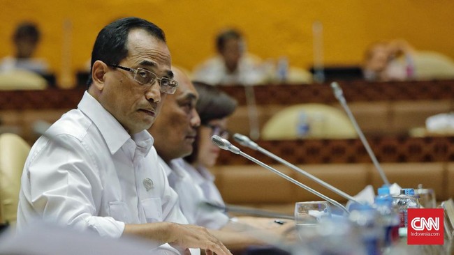 Menteri Perhubungan Budi Karya Sumadi memastikan tidak akan mensubsidi tiket pesawat niaga berjadwal untuk menekan harga yang disebut-sebut masih tinggi.