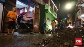 Banjir Mulai Surut, Warga Bandung Bersihkan Rumah