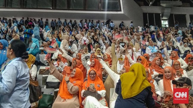 Sekitar 3.000 orang yang separuhnya terdiri dari emak-emak menghadiri deklarasi relawan nasional Prabowo-Sandiaga di Istora Senayan, Jakarta, Kamis (22/11).