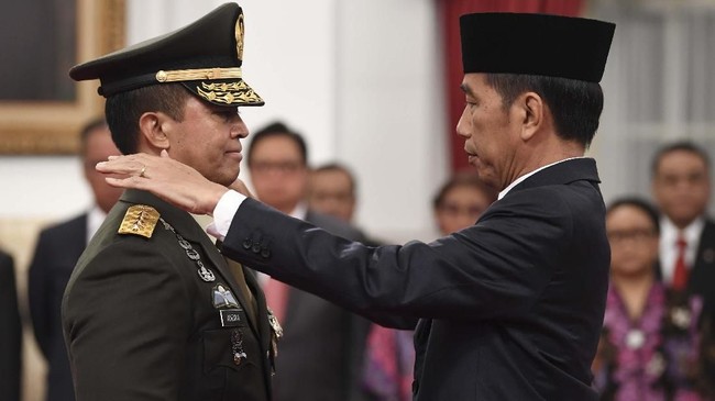 Aktivis HAM dan pemerhati militer mempertanyakan keputusan Jokowi melantik Andika Perkasa sebagai KSAD yang baru. Mereka menilai pemilihan Jokowi itu politis.