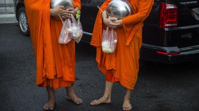 Seorang biksu Buddha garis keras dengan terbuka membantu junta militer Myanmar memburu pemberontak bersenjata di wilayah Sagaing.