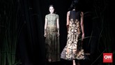 FOTO: Batik-batik Nyanyian Alam Alam yang kaya dan penuh kebebasan digambarkan desainer Yanny Tan lewat busana-busana berpotongan loose dan teknik tie dye.