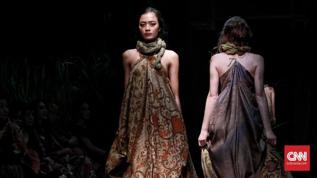 Lewat koleksi Nature's Poetry, desainer Yanny Tan menghadirkan inspirasi batik tye dye dengan warna-warna natural.