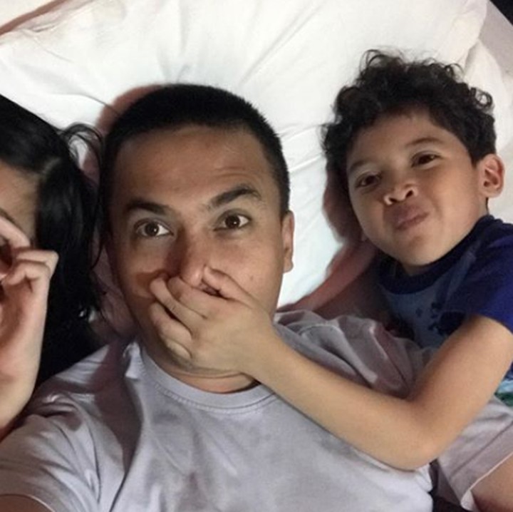 <p>6. Wefie gaya bebas, Pay malah pencet hidung ayah. Hi-hi-hi, lucu ya. (Foto: Instagram @sahrulgunawan).</p>