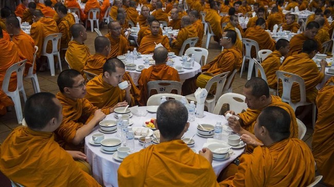FOTO: Kala Biksu Thailand Melawan Krisis Obesitas