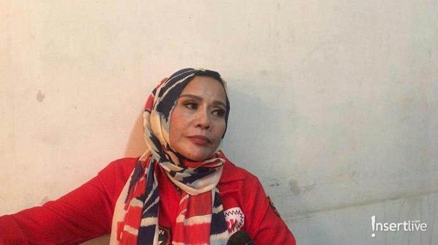 Ibunda Vicky Prasetyo Anggap Farhat Abbas Cari Panggung Ibunda Vicky Prasetyo, Emma Fauziah, menganggap kehadiran Farhat Abbas hanya untuk cari panggung di tengah polemik rumah tangga anaknya.