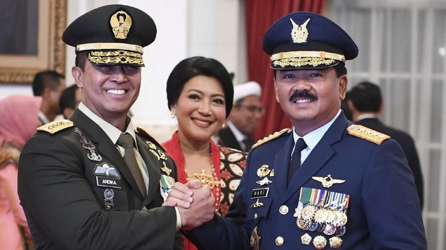 Presiden Jokowi menggelar pertemuan dengan Jenderal Andika Perkasa dan Marsekal Hadi Tjahjanto jelang pelantikan Panglima TNI sore ini.