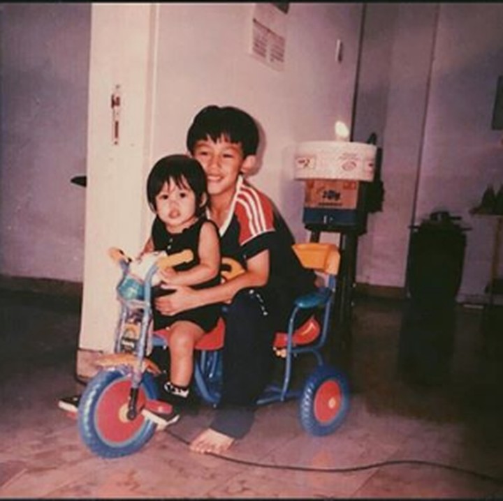 <p>Jevin sedang menemani Vanesha main sepeda nih. Memang kakak yang baik ya Jevin ini. (Foto: Instagram @jevinjulian)</p>