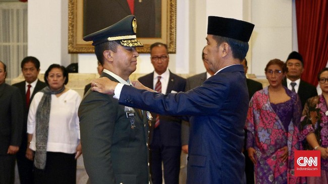 Presiden Joko Widodo sempat bercanda agar istrinya, Iriana Jokowi, menumpangi kendaraan militer dan disopiri KSAD Jenderal Andika Perkasa.