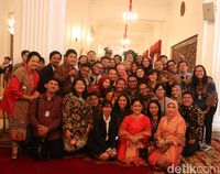 Momen Iriana Jokowi Bersimpuh Saat Foto Bareng di Istana