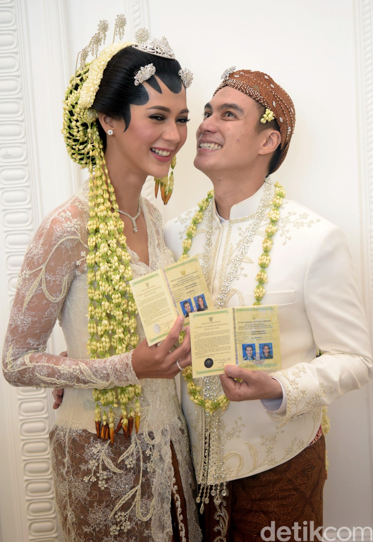 Baim Wong dan Paula Verhoeven saat ditemui usai akad nikah di gedung Tribrata&period;