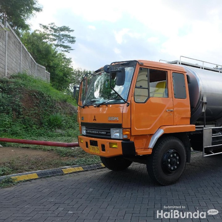 Truk ini yang mengangkut <a href="https://news.detik.com/berita/4100447/curhat-pedagang-martabak-jika-susu-kental-manis-disetop-sementara" target="_blank">susu</a> yang baru diperah dari sapi di peternakan.