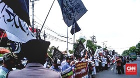 Ratusan Orang Bawa Bendera Tauhid Kawal Kasus Penghinaan NU