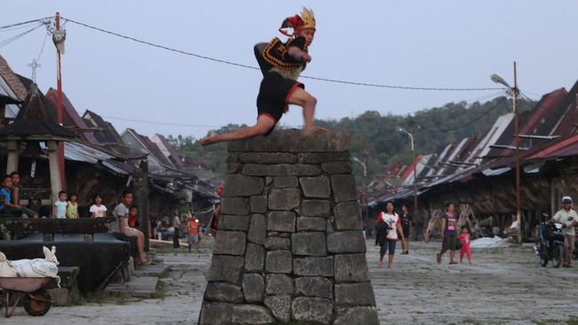 Selama ini atraksi lompat batu di Nias lebih dikenal ketimbang lokasi asalnya yakni Desa Bawomataluo.