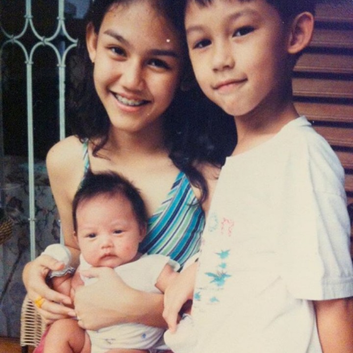 <p>Mereka bertiga sangat akrab dari kecil. Wajar saja bila hubungan persaudaraan mereka disebut-sebut sebagai siblings goals. (Foto: Instagram @sysiio)</p>