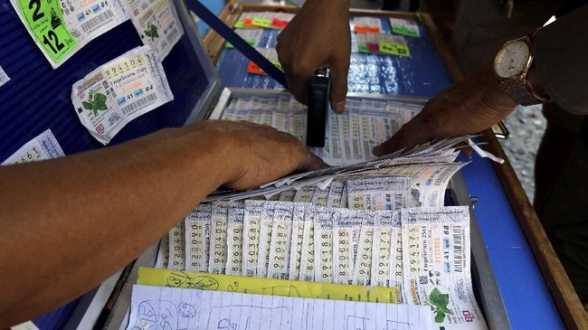 FOTO: Menggosok Pohon Tua, Mencari Keberuntungan