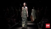 FOTO: Batik-batik Nyanyian Alam Alam yang kaya dan penuh kebebasan digambarkan desainer Yanny Tan lewat busana-busana berpotongan loose dan teknik tie dye.