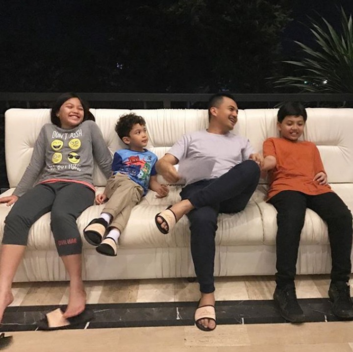 <p>1. Sahrul bersama ketiga anaknya sedang duduk santai di sofa. Mereka nampak tertawa lepas. Sedangkan si bungsu Pay mencoba ikut gaya ayahnya nih, hi-hi-hi. (Foto: Instagram @sahrulgunawan)</p>