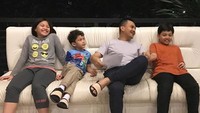 <p>1. Sahrul bersama ketiga anaknya sedang duduk santai di sofa. Mereka nampak tertawa lepas. Sedangkan si bungsu Pay mencoba ikut gaya ayahnya nih, hi-hi-hi. (Foto: Instagram @sahrulgunawan)</p>