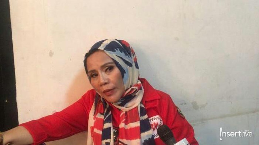 Ibunda Benarkan Vicky Prasetyo Sewa Mata-mata untuk Istri Emma Fauziah, ibunda Vicky Prasetyo, membenarkan anaknya sengaja menyewa seseorang untuk memata-matai Angel Lelga.