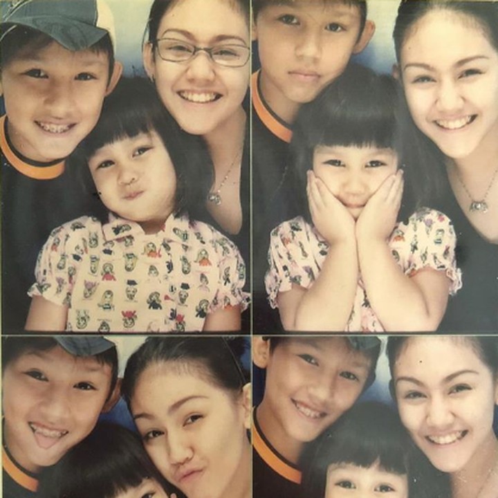 <p><a href="https://hot.detik.com/celeb/d-4212827/sakit-di-tengah-syuting-sissy-priscillia-dihantui-tanggung-jawab?_ga=" target="_blank">Sissy Prescillia</a>, Jevin Julian, dan Vanesha Prescilla, tiga bersaudara yang sama-sama terjun ke dunia entertaiment. Rupanya, wajah kecil mereka mirip ya. (Foto: Instagram @sysiio)</p>