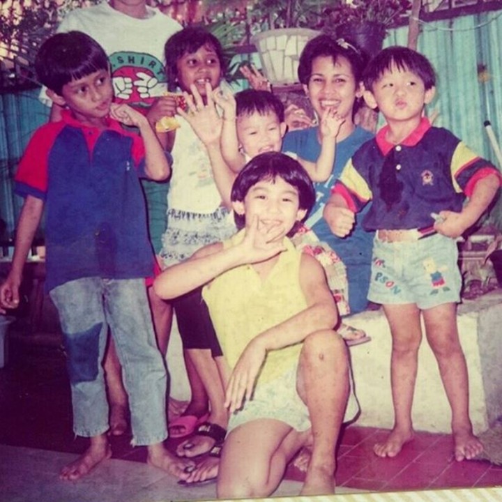 <p>"The leader of the squad, yes that one in front, yang rambutnya kaya tempurung kura. And my cousins, Rendy Cindy Yori and my brother Jevin," tulis Sissy dalam captionnya. Wah, memang benar-benar sosok kakak yang bisa memimpin ya Sissy ini. (Foto: Instagram @sysiio)</p>